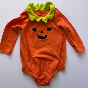 Gently used baby pumpkin romper. Size 12m